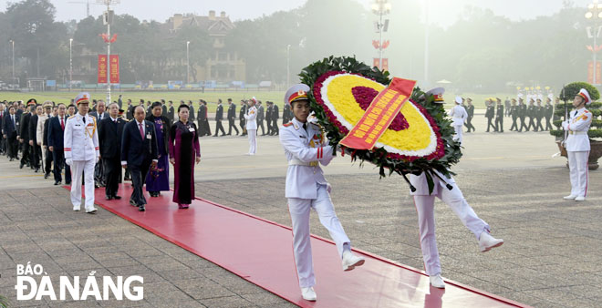 Các đồng chí lãnh đạo Đảng, Nhà nước cùng đại biểu dự Đại hội lần thứ XIII của Đảng đặt vòng hoa và vào Lăng viếng  Chủ tịch Hồ Chí Minh. Ảnh: ĐẶNG NỞ