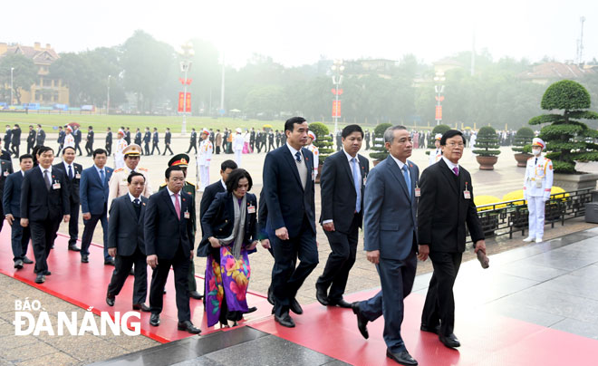 Đoàn đại biểu Đảng bộ thành phố Đà Nẵng tham dự Đại hội lần thứ XIII của Đảng vào Lăng viếng Chủ tịch Hồ Chí Minh. Ảnh: ĐẶNG NỞ