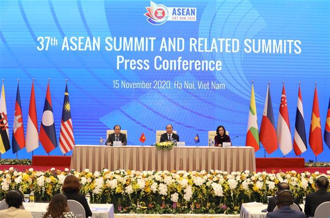 Thủ tướng Nguyễn Xuân Phúc, Chủ tịch ASEAN 2020 chủ trì buổi họp báo thông tin kết quả Hội nghị Cấp cao ASEAN 37 và các Hội nghị Cấp cao liên quan chiều 15-11. Ảnh: Văn Điệp/TTXVN