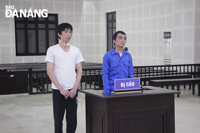 Bị cáo Trần Minh Tân (bìa trái) và bị cáo Huỳnh Thế Phương (bìa phải) tại phiên tòa chiều 26-1. Ảnh: XUÂN DŨNG