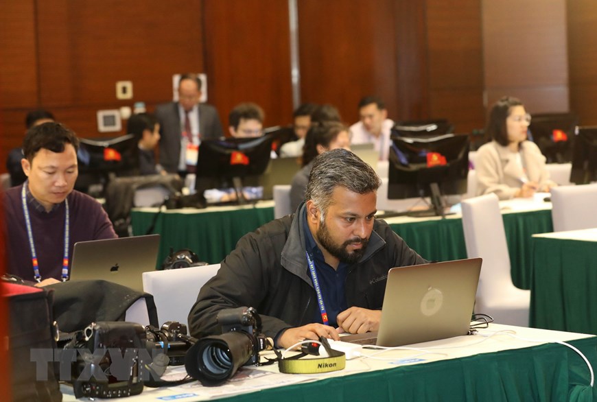 Phóng viên báo chí quốc tế tác nghiệp tại Trung tâm Báo chí Đại hội lần thứ XIII của Đảng Cộng sản Việt Nam. Ảnh: TTXVN