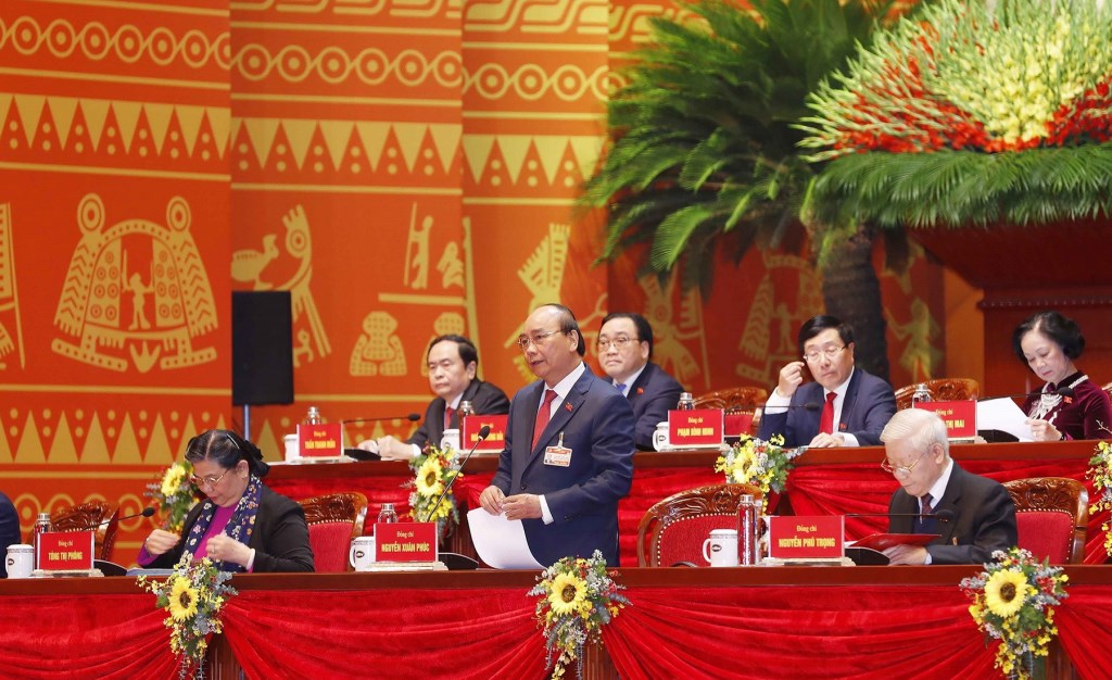 Đồng chí Nguyễn Xuân Phúc, Ủy viên Bộ Chính trị, Thủ tướng Chính phủ thay mặt Đoàn Chủ tịch điều hành phiên thảo luận các Văn kiện của Đại hội XIII của Đảng tại hội trường.