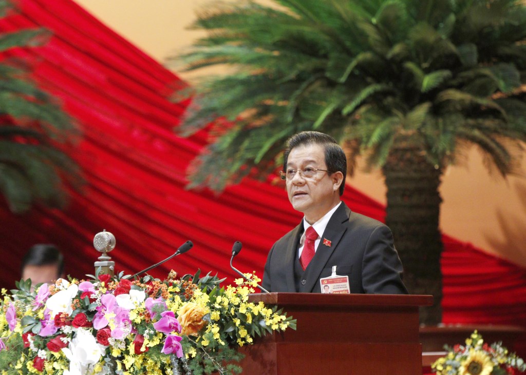 Đồng chí Lê Hồng Quang, Bí thư Đảng uỷ, Phó Bí thư Ban cán sự đảng, Phó Chánh án thường trực Tòa án nhân dân tối cao trình bày tham luận.