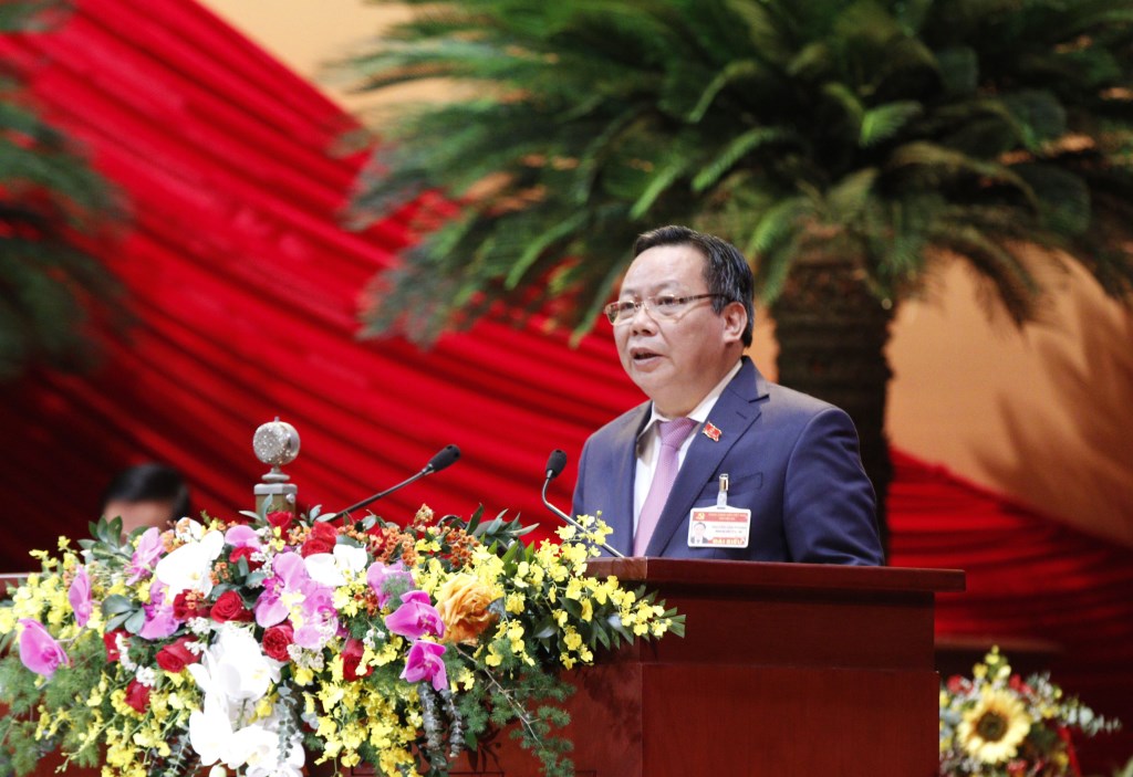 Đồng chí Nguyễn Văn Phong, Phó Bí thư Thành uỷ Hà Nội tham trình bày tham luận.