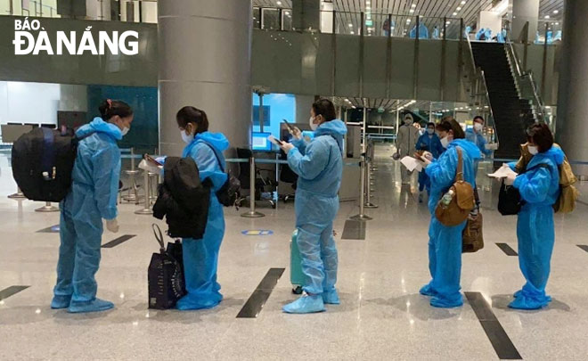 Quy trình tiếp nhận công dân nhập cảnh được thực hiện nghiêm ngặt. TRONG ẢNH: Công dân về từ Đài Loan (Trung Quốc) đang làm thủ tục nhập cảnh tại Sân bay quốc tế Đà Nẵng ngày 23-1.  			                     Ảnh: PHAN CHUNG