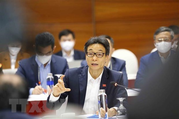 Deputy Prime Minister Vu Duc Dam, head of the National Steering Committee for COVID-19 Prevention and Control, speaks at an urgent meeting between the committee with permanent Government members. (Photo: VNA)