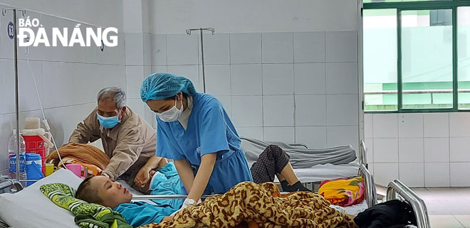 Many hospitals and medical facilities across Da Nang are in full swing in taking appropriate measures to ensure the ultimate safety of their staff, patients and visitors in an attempt to adapt themselves to the new normal. Here is a scene from the Da Nang General Hospital. 