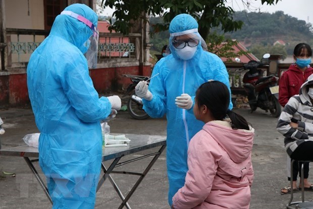 Medical staff take samples of local residents in Hung Dao commune in Hai Duong’s Chi Linh city for COVID-19 testing (Photo: VNA)