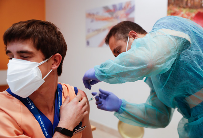 Anh Hernando Valiente, nhân viên tại nhà dưỡng lão Ballesol, được tiêm liều thứ hai vắc-xin Covid-19 của Pfizer-BioNTech vào ngày 25-1-2021 khi đại dịch tiếp tục lây lan ở thành phố Madrid, Tây Ban Nha. Ảnh: Reuters