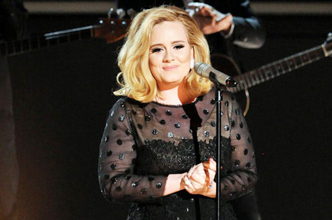 Nữ ca sĩ Adele chia sẻ về album “21” tại một lễ trao giải thưởng âm nhạc Grammy. Ảnh: Billboard.com
