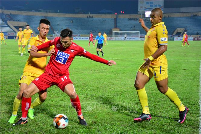 Trận đấu trên các sân Lạch Tray (Hải Phòng), sân Hòa Xuân (Đà Nẵng) và sân Cẩm Phả (Quảng Ninh) ở vòng 3 V-League 2021 đã buộc phải hoãn vô thời hạn do COVID-19. Ảnh: TTXVN
