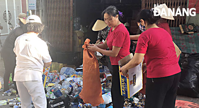 Phụ nữ quận Ngũ Hành Sơn thực hiện phân loại rác thải sinh hoạt tại nguồn. Ảnh: Đ.H.L