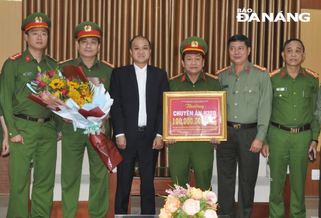 Phó Chủ tịch UBND thành phố Lê Quang Nam (thứ 3 từ trái sang) thưởng nóng cho Công an quận Sơn Trà. Ảnh: L.HÙNG