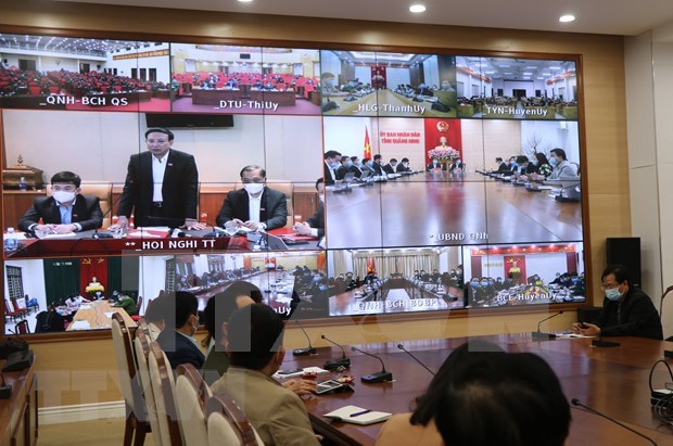 Secretary of the Quang Ninh Party Committee and Chairman of the provincial People’s Council Nguyen Xuan Ky (standing) chairs an urgent meeting to urgently respond to the fresh COVID-19 outbreak in the province. (Photo: VNA)