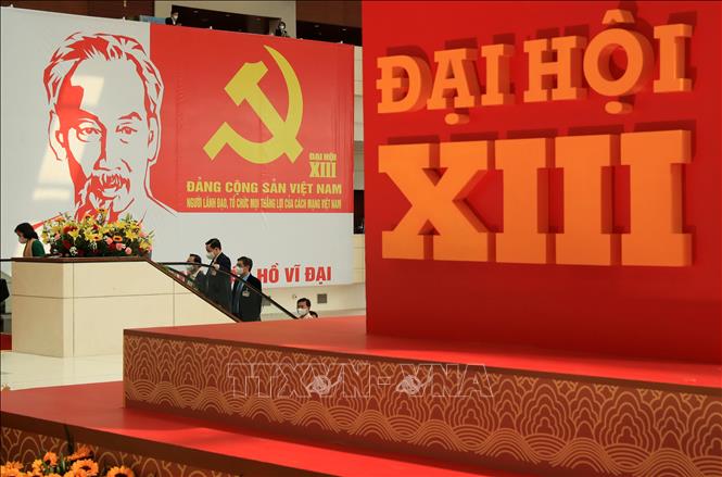 Hình ảnh Huy hiệu Đảng và Chủ tịch Hồ Chí Minh tại Đại hội đại biểu toàn quốc lần thứ XIII của Đảng. Ảnh: TTXVN
