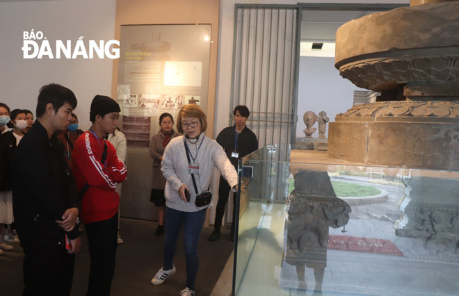 Students from the Da Nang University of Foreign Language Studies learning about the precious artifacts on display at the Da Nang Museum of Cham Sculpture during their visit here in mid-January.