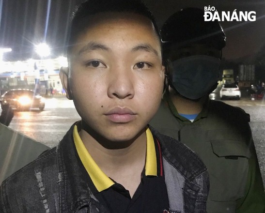 Đối tượng Trần Thanh Phong bị lực lượng công an bắt giữ. Ảnh: L.HÙNG