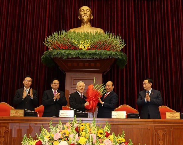 Prime Minister Nguyen Xuan Phuc, on behalf of the Politburo, congratulates Nguyen Phu Trong on his re-election as Party General Secretary (Photo: VNA)