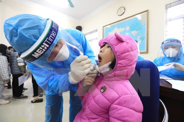 Taking a test sample for a child in Hanoi (Photo: VNA) 