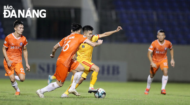 SHB Đà Nẵng (áo cam) gặp Thanh Hóa tại V- League 2020.  								                  Ảnh: ANH VŨ