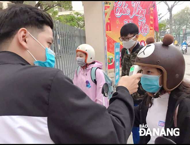 Những ngày qua, Trường THPT Trần Phú (quận Hải Châu) tổ chức đo thân nhiệt cho học sinh trước khi vào lớp. Ảnh: NP
