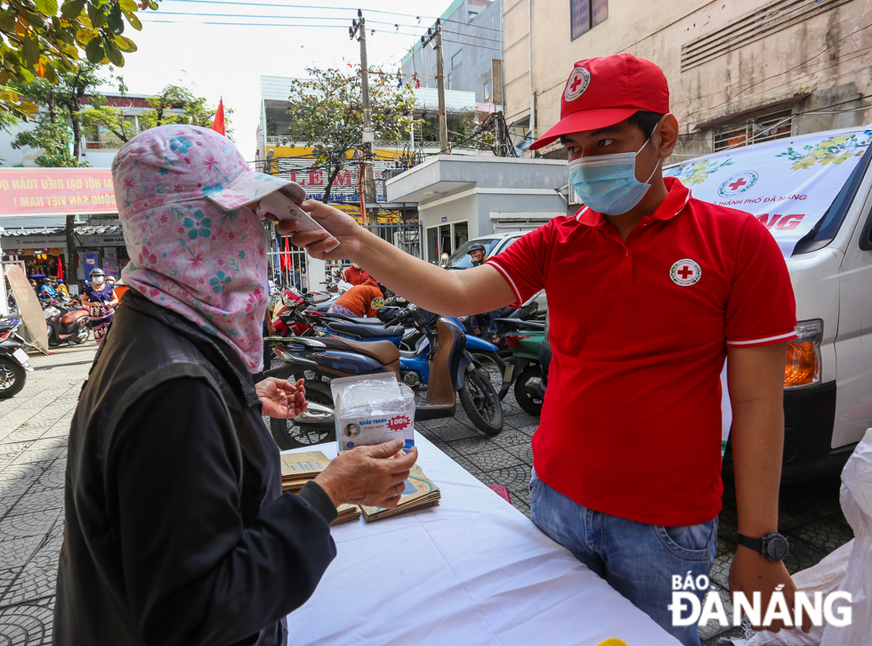 In an effort to ensure safety of visitors to the ‘humanitarian market’ amid Covid-19 fears, shoppers had their body temperature taken and they were asked to clean their hands with alcohol-based hand sanitizer gel before doing shopping there.