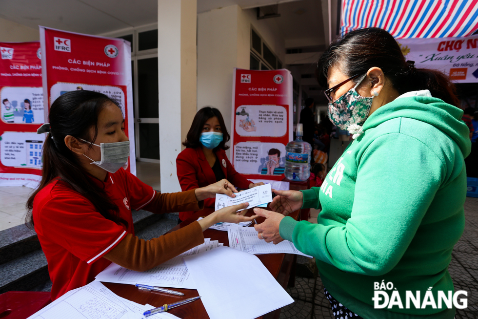 The event’s organisers gave a combined total of 1,000 coupons to disadvantaged people in the districts of Hai Chau, Thanh Khe, Son Tra and Ngu Hanh Son to exchange for goods at the market. The recipients included victims of Agent Orange, the disabled, single elderly people, single women, and families living near, or having been recently lifted above, the city's poverty thresholds. 