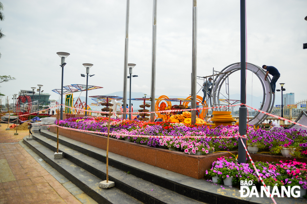 With regard for floral displays, a large number of colourful flower towers and pots are being placed at 15 locations across the city at a total cost of about 10 billion VND.