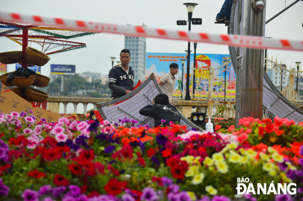 The creation of highly impressive floral decorations along the Bach Dang spring flower street, along the west bank of the Han River, is progressing well. This inviting place is scheduled to open to the public on 9 February and close on 21 February, aiming to enthrall local inhabitants and visitors at the forthcoming Tet festival.