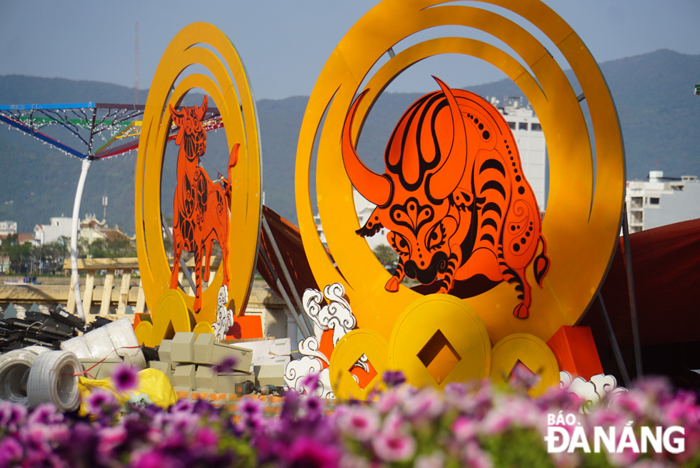 As the 2021 Lunar New Year ushers in the Year of the Buffalo, some of the venues will be enlivened with floral miniature scenes featuring the image of this lovely zodiacal animal, and showcase the beauty of the landscape, traditional culture and people of Viet Nam.