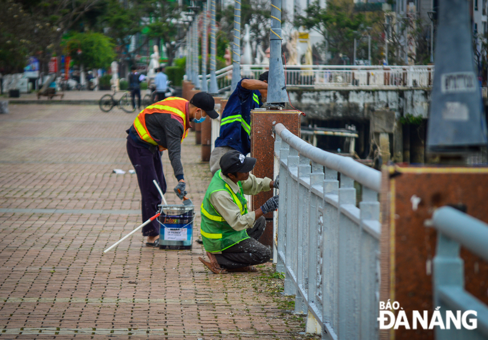  Sanitation workers are seen painting the balustrades on the both sides of the iconic Han River.