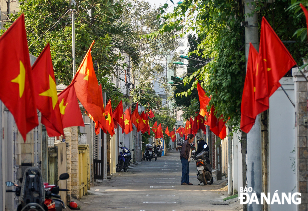 National flags are also seen flying on buildings and houses in the city to celebrate the 13th Viet Nam's National Party Congress, the country’s most important political event this year.