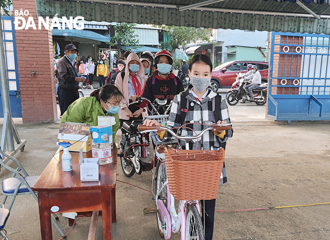 Pupils of the Lien Chieu District-based Luong The Vinh Junior High School are asked to wear face coverings and …