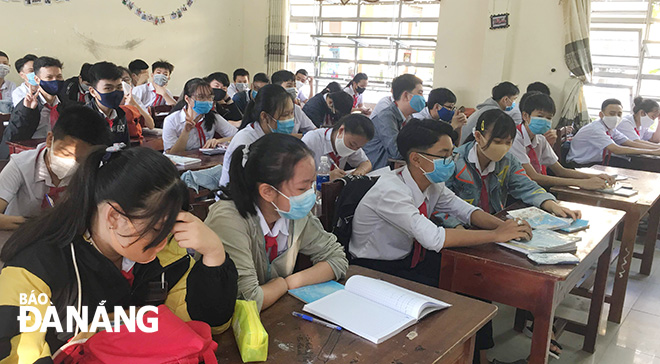 The municipal Department of Education and Training encourages all teaching staff and pupils to strictly follow the Health Ministry-mandated 5K (in Vietnamese) motto: namely ‘Khau trang’ (Face mask) – ‘Khu khuan’ (Disinfection) – ‘Khoang cach’ ‘Distance’ - ‘Khong tu tap’ (No gatherings) – ‘Khai bao y te’ (Health Declaration) in a bid to prevent the spread of the virus.