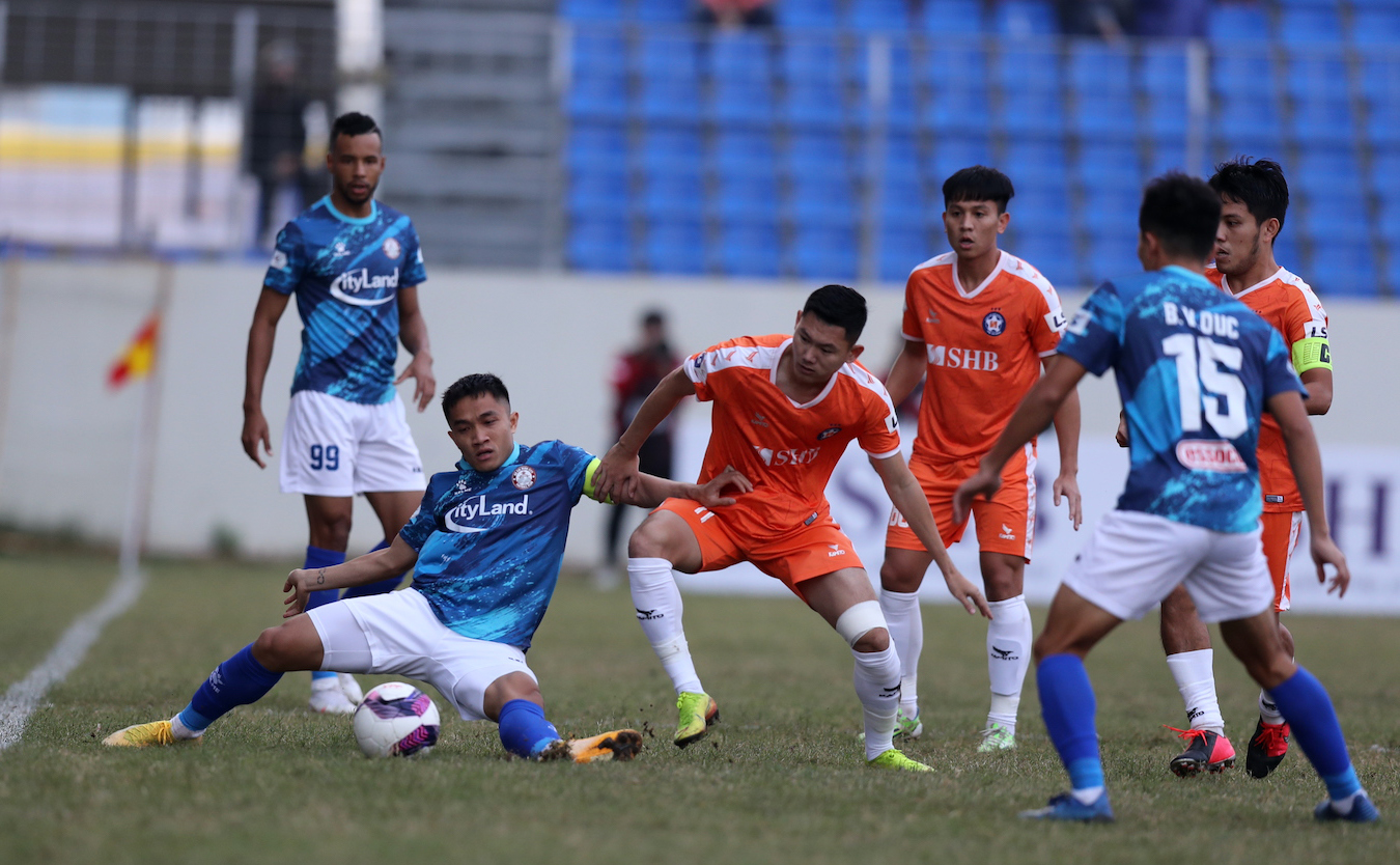 An action shot from a match between HCMC and SHB Da Nang in the first round of the 2021 V.League 1 season