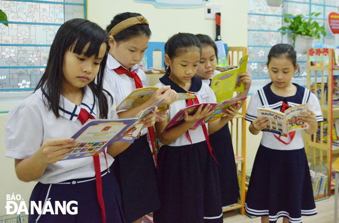 Some of Phu Dong Primary School pupils passionately reading books at the school library during recess