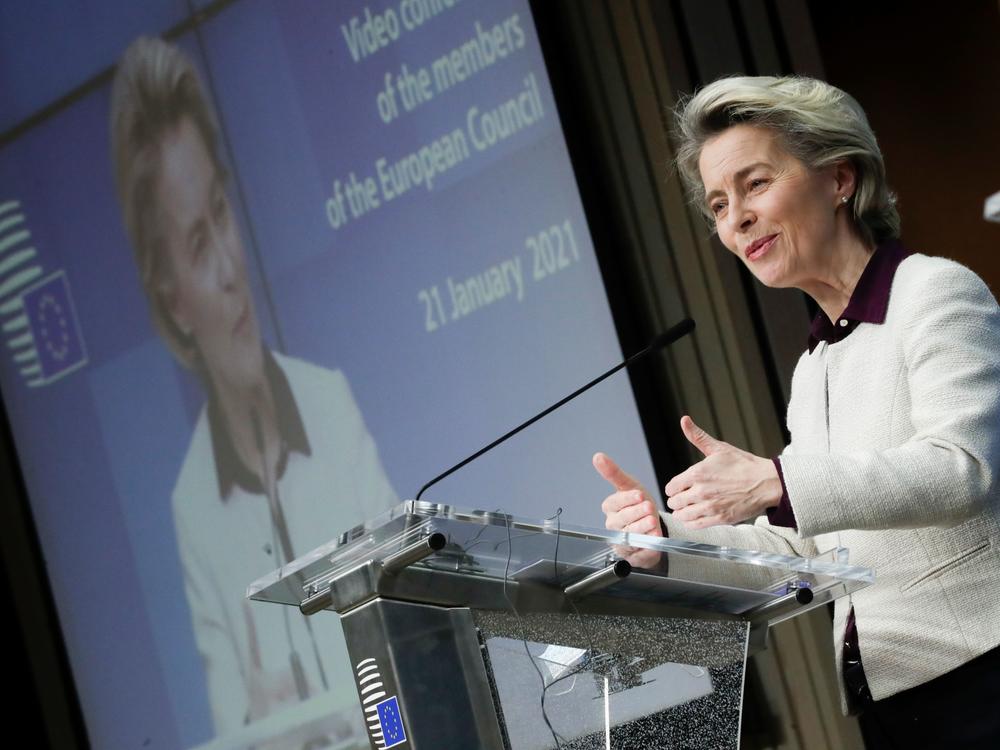 Chủ tịch Ủy ban châu Âu Ursula von der Leyen thông báo hãng dược AstraZeneca sẽ cung cấp thêm 9 triệu liều vắc-xin ngừa Covid-19 cho Liên minh châu Âu.       							               Ảnh: Reuters