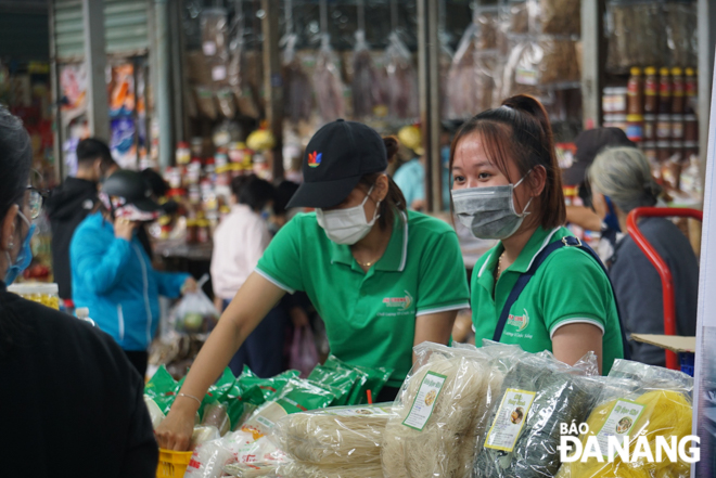  Stallholders and shoppers at such downtown crowded markets as Con and Han also have their faces covered properly.