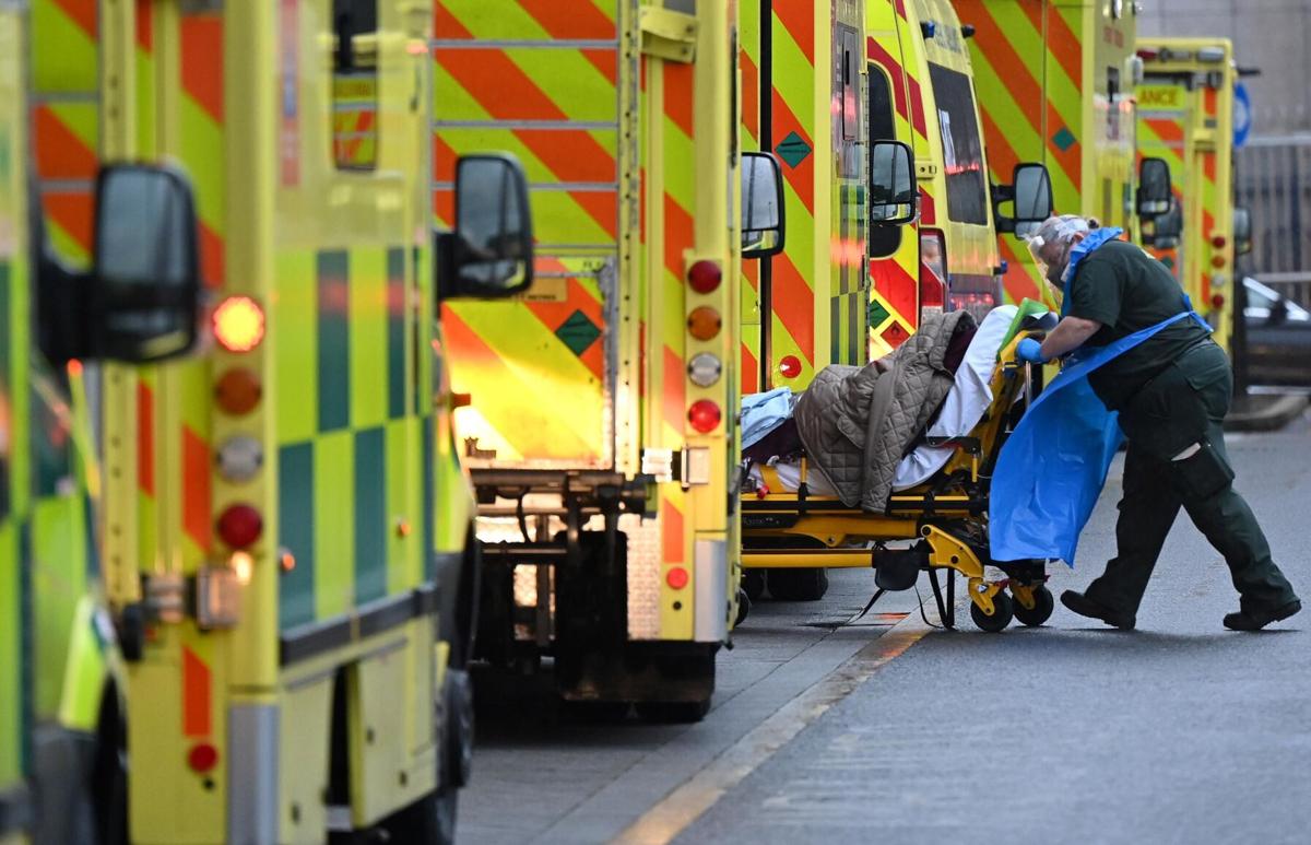 Đưa bệnh nhân COVID-19 vào Bệnh viện Hoàng gia London Anh ngày 5/1/2021. Ảnh: Getty Images