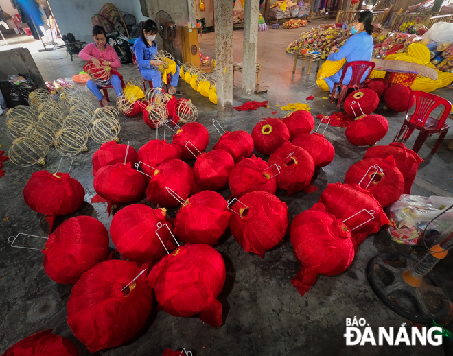 The Ha Linh facility in Cam Chau Ward, Hoi An City, is one of the two largest establishments in Hoi An specialising in producing lanterns and offering craft experiences for tourists. Prior to the COVID-19 outbreak, this venue produced thousands of lanterns for export to Europe and Singapore.