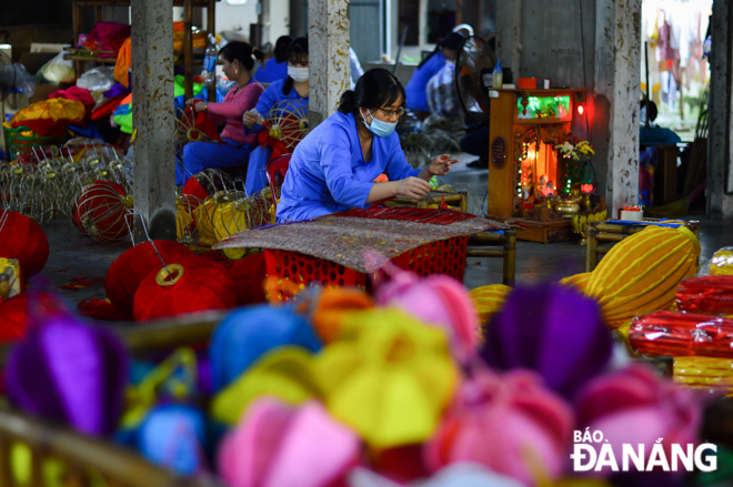 Due to the complicated coronavirus situation, the majority of the lanterns are being consumed in the domestic market to serve the needs of decorations at home, restaurants coffee shops and stores for Tet.