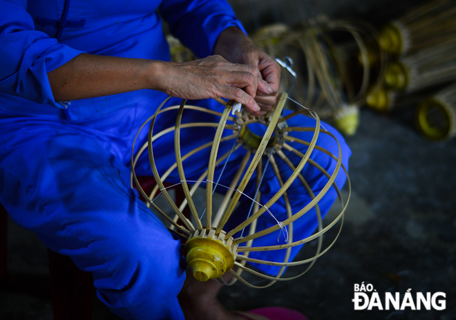  Bamboo used to make lanterns must be aged 5 and above, and it is soaked in salt water for several days to prevent termites and then, it is dried up and trimmed into size.