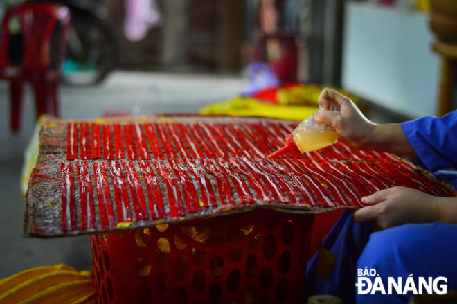 The making of lantern frame is usually done by men, whilst the making of cover and decorations are often fulfiled by women with meticulousness.