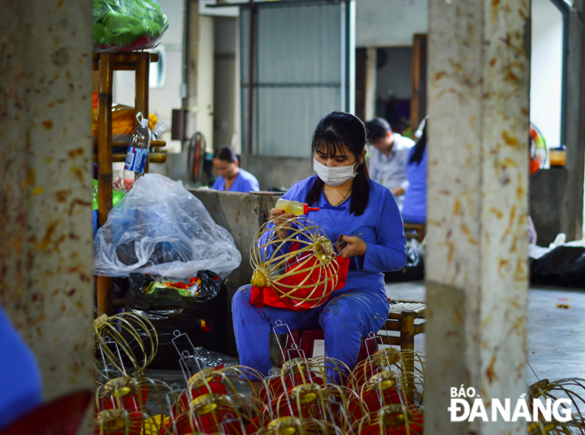 The Ha Linh establishment plans to make about 5,000 lanterns of all kinds for sale for the upcoming Tet Festival.