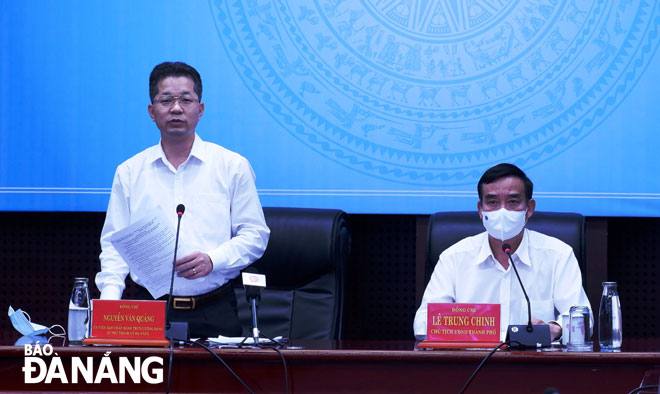 Bí thư Thành ủy Nguyễn Văn Quảng (đứng) và Chủ tịch UBND thành phố Lê Trung Chinh chủ trì cuộc họp về phòng, chống Covid-19.  Ảnh: PHAN CHUNG	