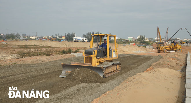 Các đơn vị tập trung thi công đường và cầu qua sông Cổ Cò để bảo đảm tiến độ đề ra. Ảnh: THÀNH LÂN