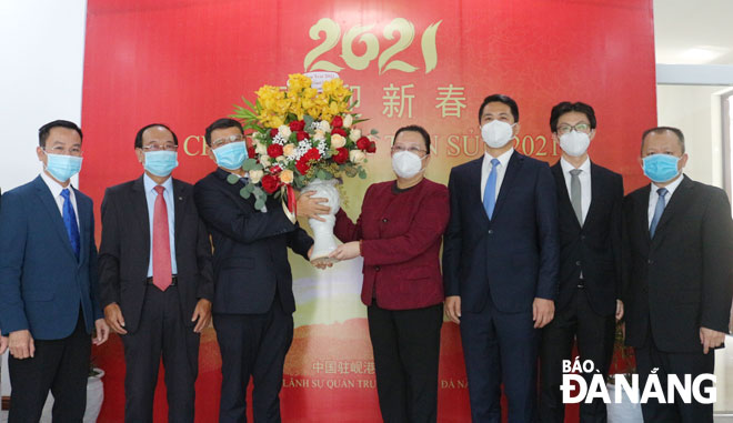 Phó Chủ tịch Thường trực UBND thành phố Hồ Kỳ Minh  (thứ ba, trái sang) thăm và chúc Tết tại Tổng Lãnh sự quán Trung Quốc. Ảnh: NGUYỄN QUANG
