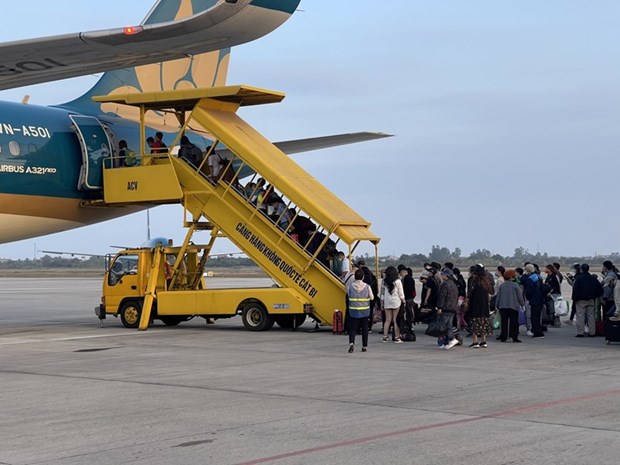 Passengers get on a Vietnam Airlines plane (Photo: VNA)