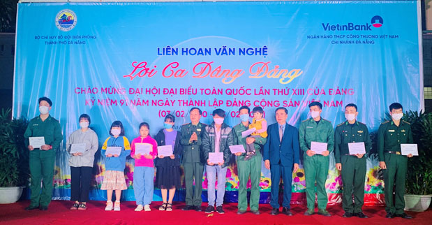 Đại diện lãnh đạo Bộ Chỉ huy BĐBP thành phố và Ngân hàng TMCP Công thương Chi nhánh Đà Nẵng trao quà cho học sinh và cán bộ, chiến sĩ có hoàn cảnh khó khăn.