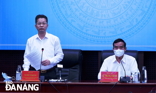 Da Nang Party Committee Secretary Nguyen Van Quang (standing) and municipal People's Committee Chairman Le Trung Chinh chairing the Wednesday meeting on COVID-19 prevention and control measures in the city